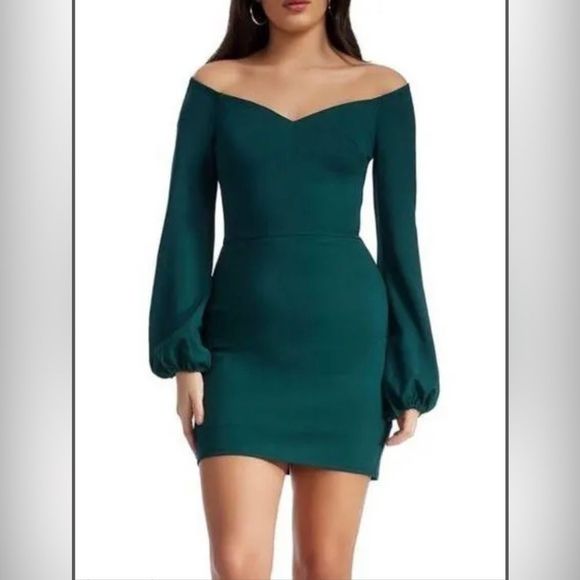 Dress the Population Dresses & Skirts - Dress the Population Esperanza Bodycon Sweetheart Neckline bodycon Mini dress